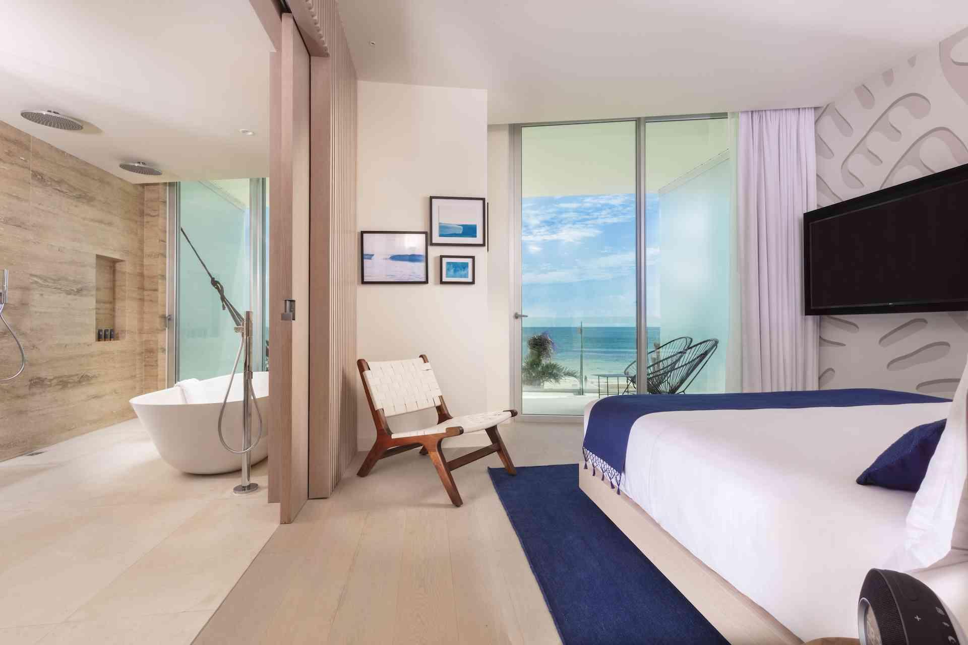 غرفة فندقية مطلة على الشاطئ
