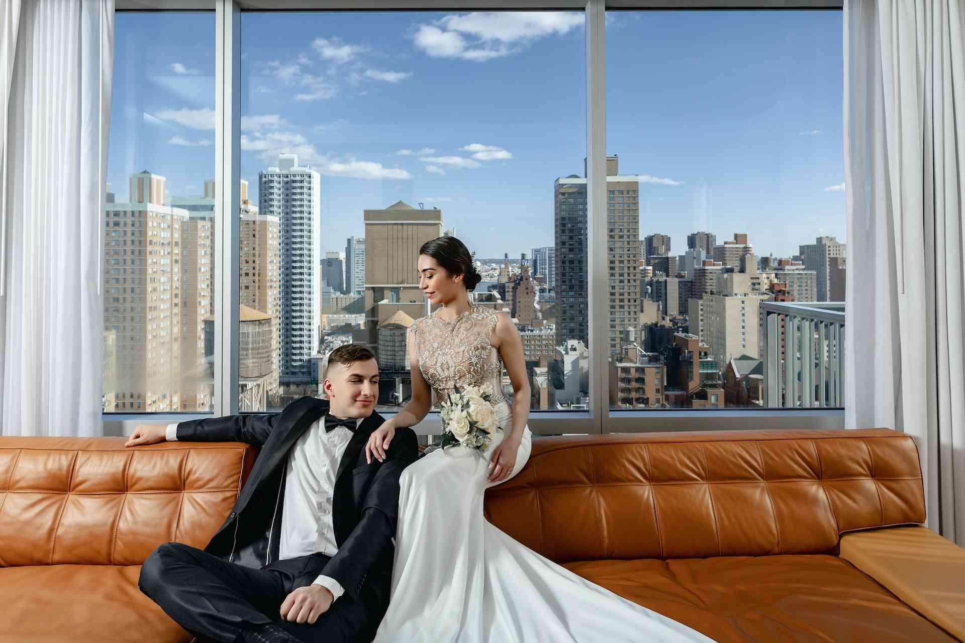 الجسر والعريس على الأريكة مع إطلالة على نيويورك